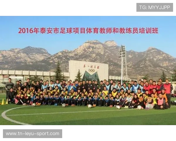 足球俱乐部举办家庭日提升亲子关系，足球俱乐部全家福